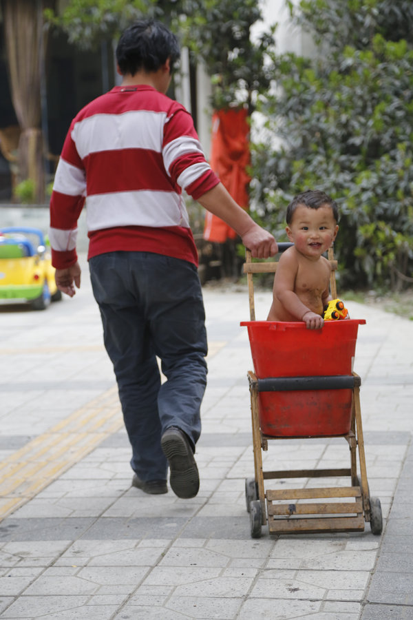 Naked toddler makes online splash