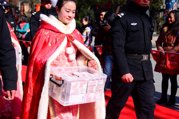 10 tourists grab free money in one minute in East China