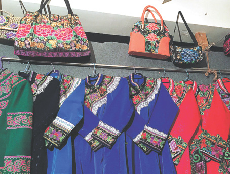 Ethnic Yi embroidery caters to modern tastes