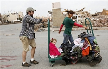 Huge twister kills 9 in Kansas of US