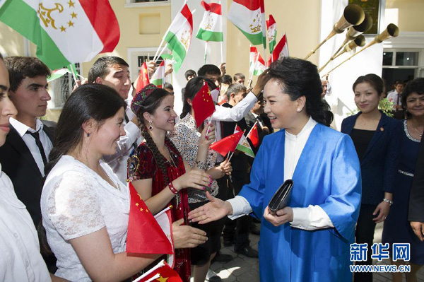 First lady Peng Liyuan hits the right note