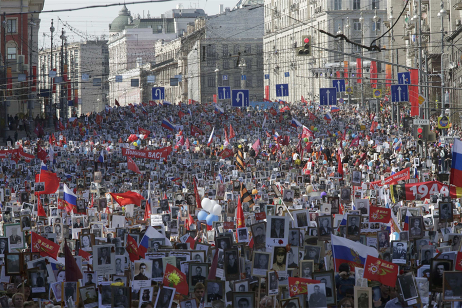 Hundreds of thousands march through Moscow in memory of 'Immortal Regiment'