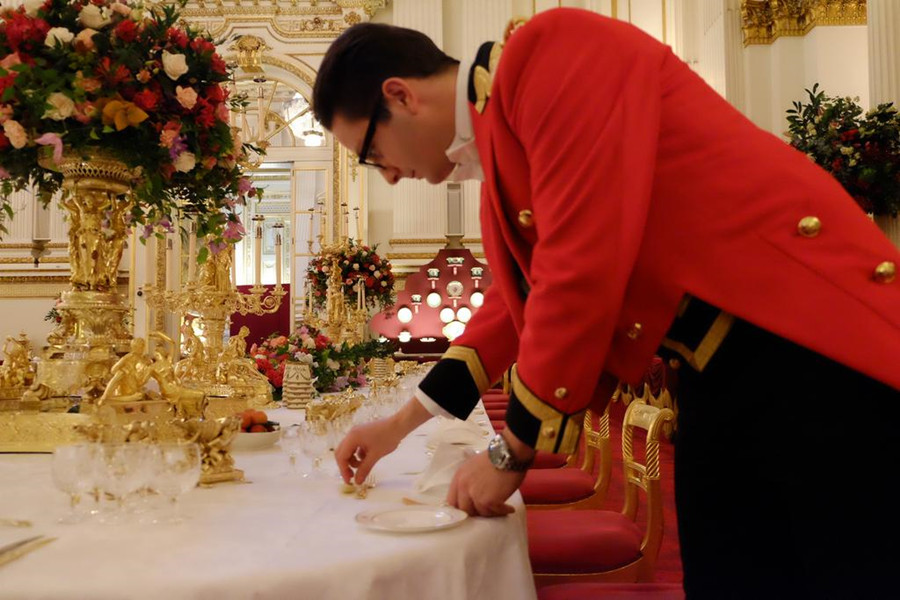 Queen hosts state banquet for Xi