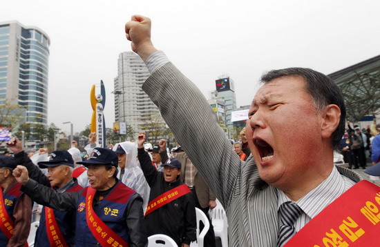 Jimmy Carter arrives in Pyongyang