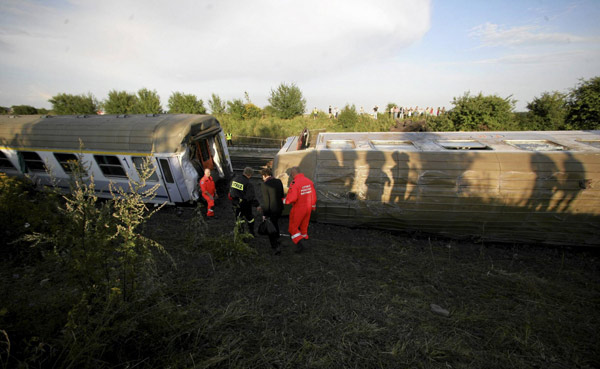 Polish train derails, 4 people killed