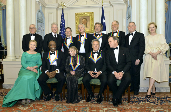 Obama salutes entertainers taking a Washington bow