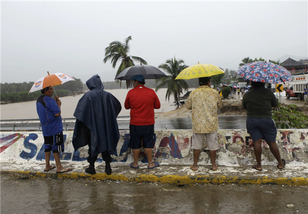 Weakening Raymond soaks Mexico, no serious damage