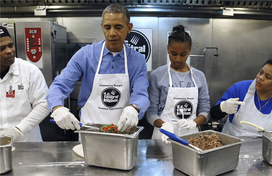 Obama honors Dr King with volunteer work