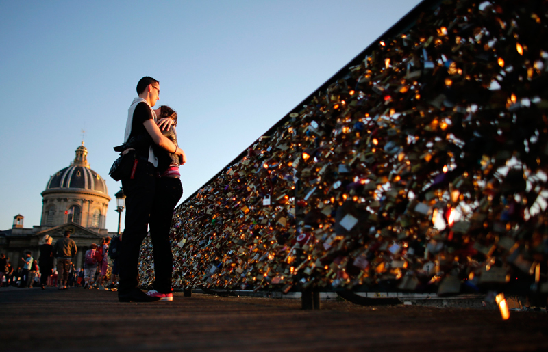 'Love lock'-laden grill collapses on Paris bridge