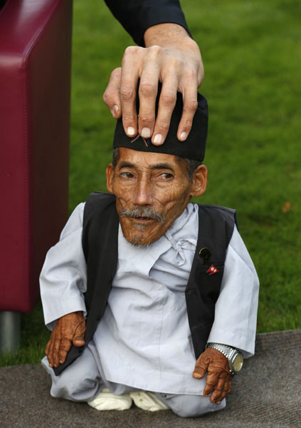 World's tallest man meets world's shortest man