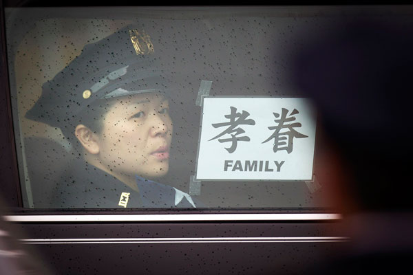 Thousands in NYC see off slain police officer