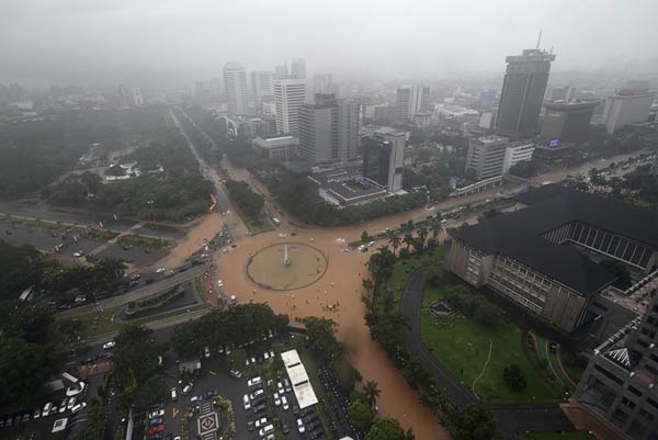 Jakarta flood disturbs business, displaces residents