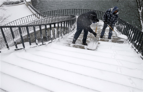 Snow blankets Chicago after spring storm