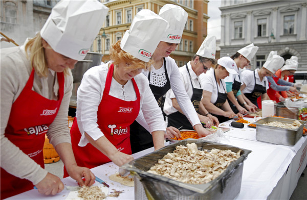 Bosnians boil largest broth for record bid