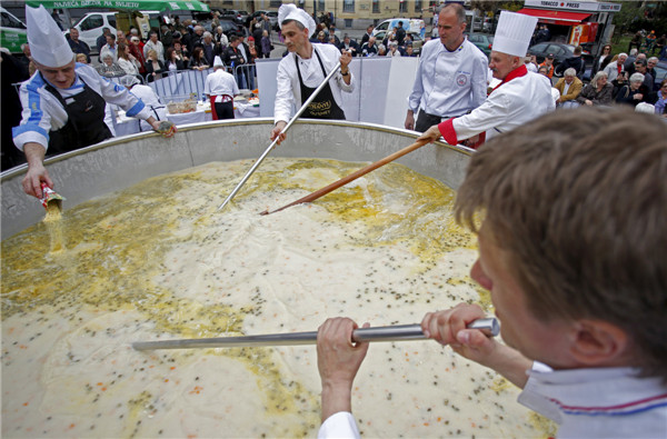 Bosnians boil largest broth for record bid