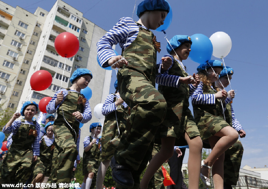 Kid parade honors WWII veterans