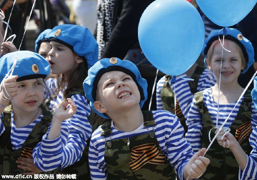 Kid parade honors WWII veterans