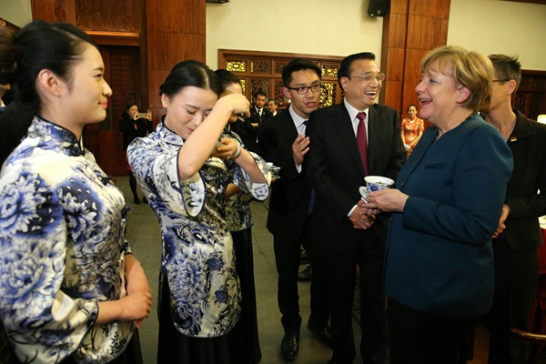 Li Keqiang treats Merkel in hometown with Anhui cuisine and local tea