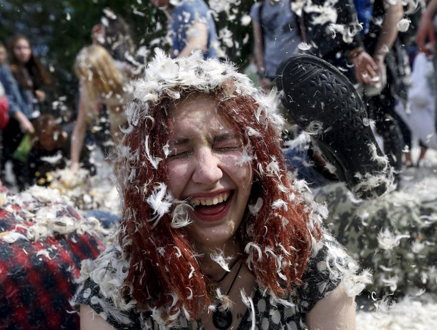 People have fun in pillow fight held in Kiev