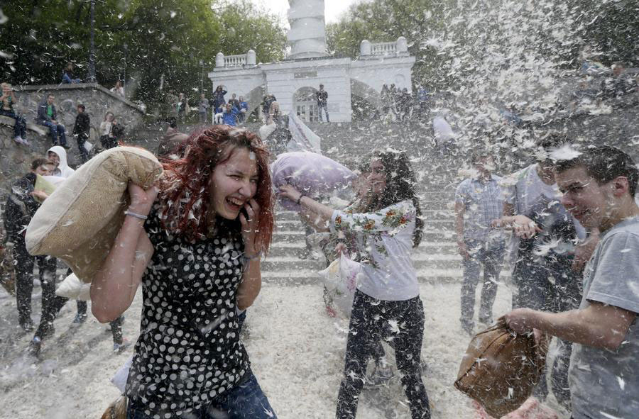 People have fun in pillow fight held in Kiev