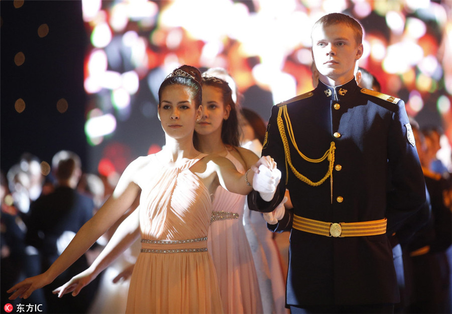 Smart men, beautiful girls, royal setting in Kremlin