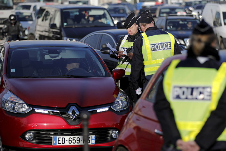 Paris limits vehicle use to fight pollution