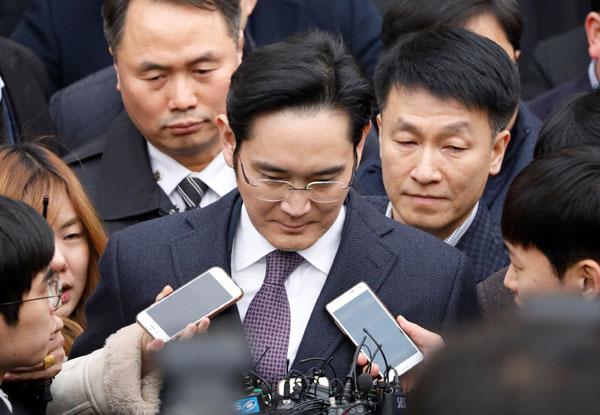 South Korean court dismisses arrest warrant for Samsung chief