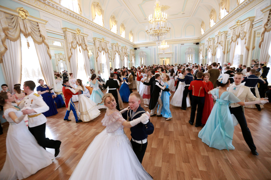 Young Russians reenact classic War and Peace