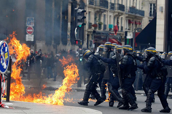 French campaign revs up with rival rallies