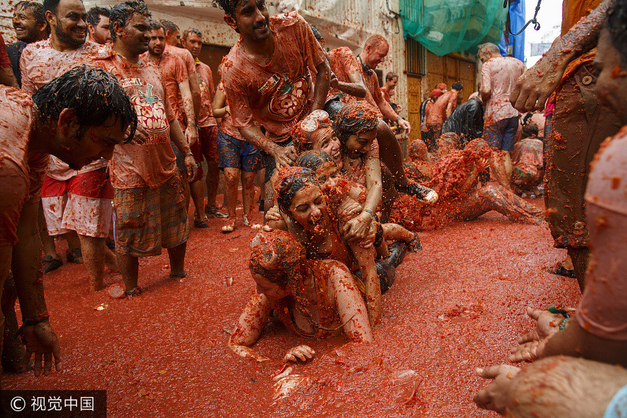 Revelers hurl 150 tons of tomatoes in Spanish festival