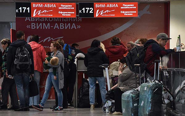 Stranded Chinese tourists begin journey home